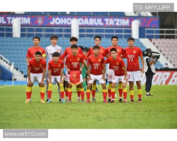 广州足球队与重庆足球队实力对比赛后分析与总结