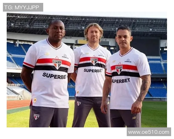 足球明星与队服的独特魅力及其在球场上的重要性分析 足球明星与队服的独特魅力及其在球场上的重要性分析